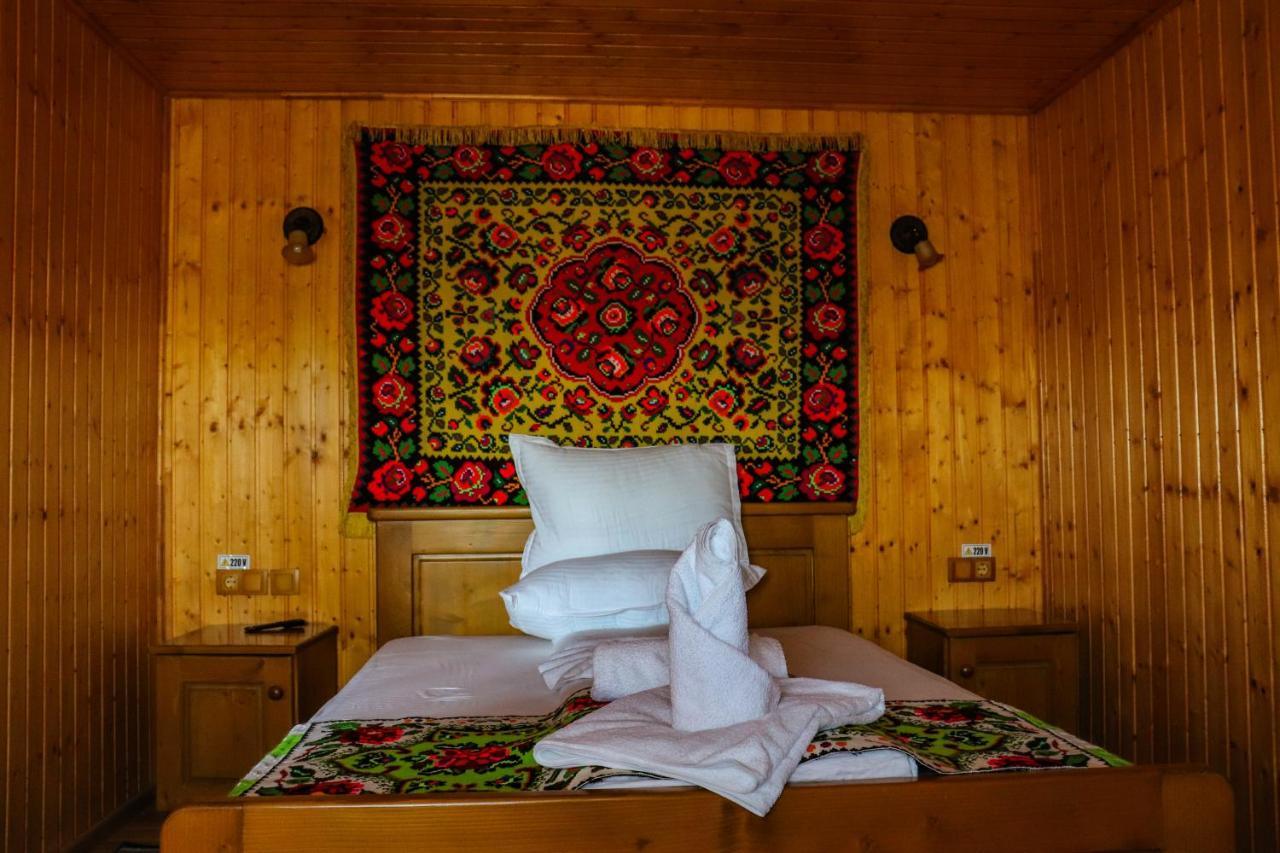 Hotel Conacul Lupilor à Satu Sugatag Extérieur photo